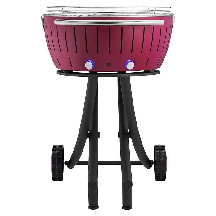 LotusGrill Holzkohlegrill XXL - Durchmesser Grillfläche: 57,6 cm, Pflaumenlila - Ein runder, purpurroter Grill mit silbernem Rost und schwarzen Beinen. Perfekt für Grillabende im Freien.