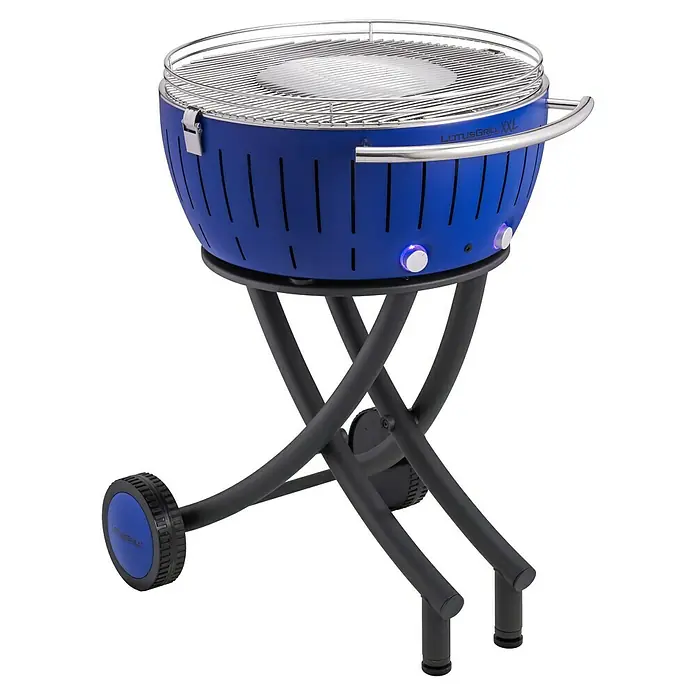 LotusGrill Holzkohlegrill XXL - Durchmesser Grillfläche: 57,6 cm, Tiefblau - Der LotusGrill XXL in Blau: Ein rauchfreier Holzkohlegrill mit Batteriebetrieb und praktischem Standfuß für den flexiblen Einsatz im Freien.