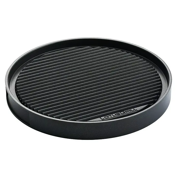 LotusGrill Grillplatte XL - Durchmesser: 34,8 cm, Aluminiumguss, Passend für: Lotusgrill Holzkohlegrill XL - Nahaufnahme des LotusGrill, eines rauchfreien Holzkohlegrills mit einem runden Grillrost und einem schwarzen Gehäuse.