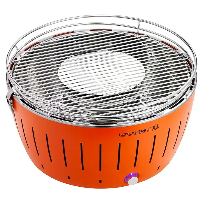 LotusGrill Holzkohlegrill XL - Durchmesser Grillfläche: 43 cm, Mandarinenorange - Das Bild zeigt einen orangefarbenen LotusGrill XL Holzkohlegrill mit rundem Design und Lüftungsschlitzen für den Outdoor-Gebrauch.