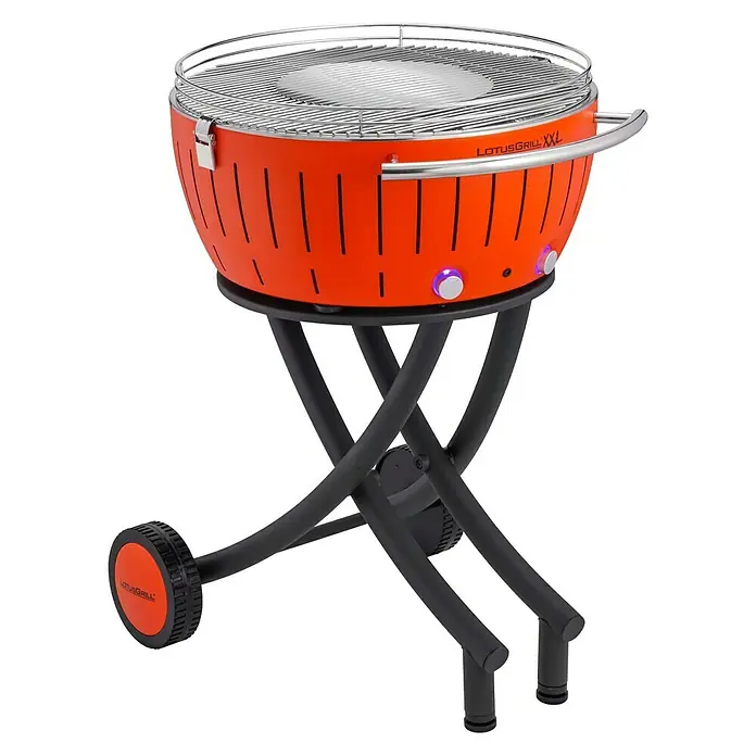 LotusGrill Holzkohlegrill XXL - Durchmesser Grillfläche: 57,6 cm, Mandarinenorange - Ein LotusGrill XXL in Orange, der auf einem schwarzen Ständer mit Rollen steht, ideal für Grillliebhaber.