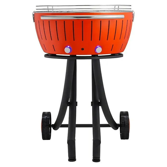 LotusGrill Holzkohlegrill XXL - Durchmesser Grillfläche: 57,6 cm, Mandarinenorange - Orangefarbener Kugelgrill mit verchromtem Grillrost und schwarzen Beinen und Rädern.