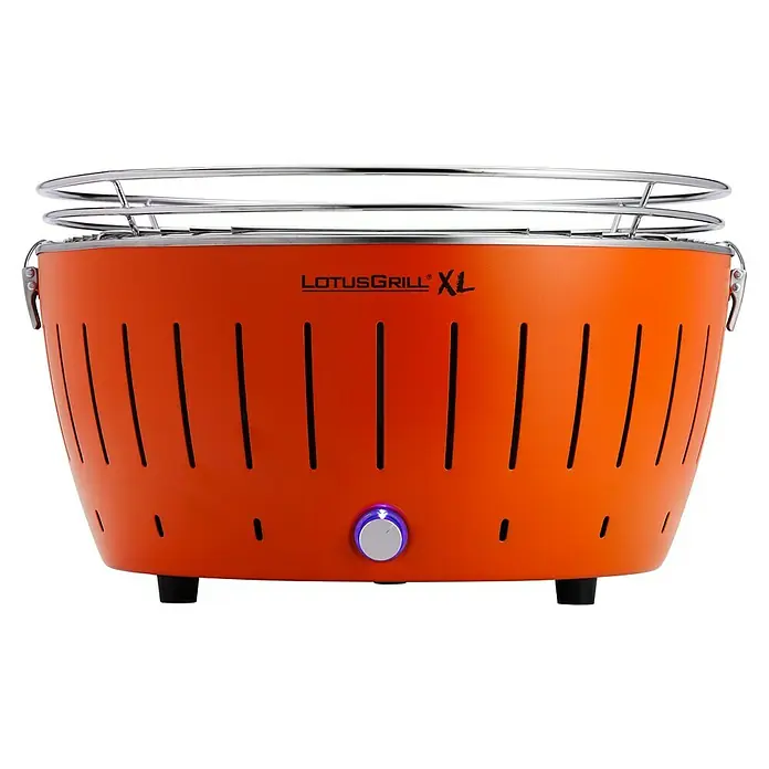 LotusGrill Holzkohlegrill XL - Durchmesser Grillfläche: 43 cm, Mandarinenorange - Aufnahme des LotusGrills XL, einem tragbaren Holzkohlegrill mit rauchfreier Technologie. Ideal für Balkon oder Camping.