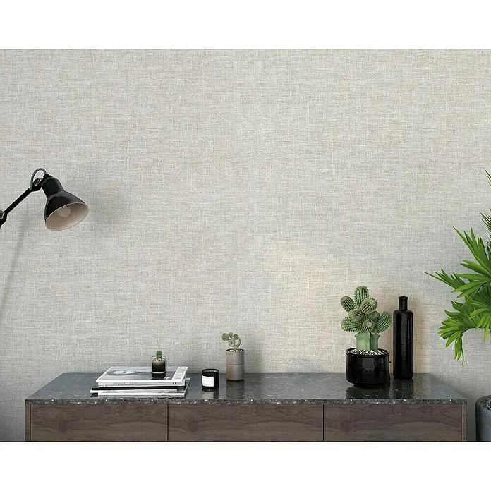 Papel pintado de vinilo adhesivo Lienzo - 280 x 90 cm, PVC, Beige - Primer plano de un aparador moderno con elementos decorativos como cactus, libros y una lámpara frente a una pared texturizada.
