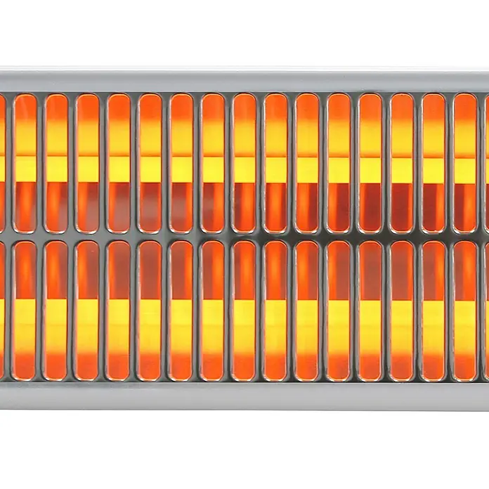 Quarzheizstrahler - 11,5 x 53,8 x 13 cm, 1.200 W, Silber - Nahaufnahme einer Infrarotheizung mit orangefarbenen Heizelementen hinter einem silbernen Gitter. Das Gerät strahlt Wärme aus.