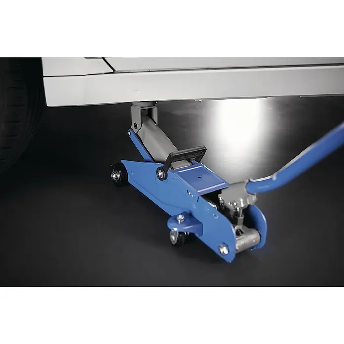 Cartrend Hydraulischer Rangierwagenheber - Belastbarkeit: 2.000 kg - Ein blauer Wagenheber hebt ein weißes Auto an, bereit für Reparaturen oder Reifenwechsel. Das Gerät steht auf einer dunklen, ebenen Fläche.