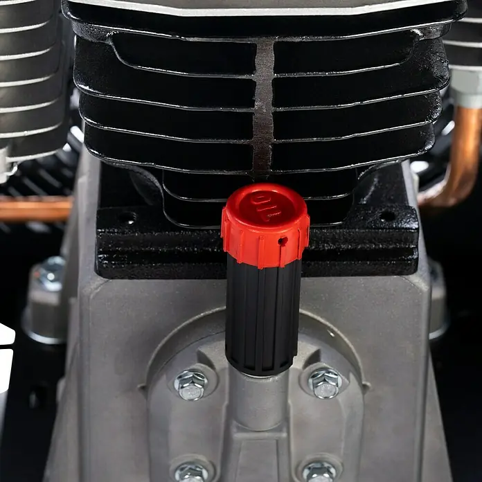 Herkules Kompressor Pro-Line N 59/270 CT5,5 - 4.000 W, Max. Druck: 10 bar, 270 l - Nahaufnahme eines Kompressorteils mit rotem Öldeckel und Kühlrippen.