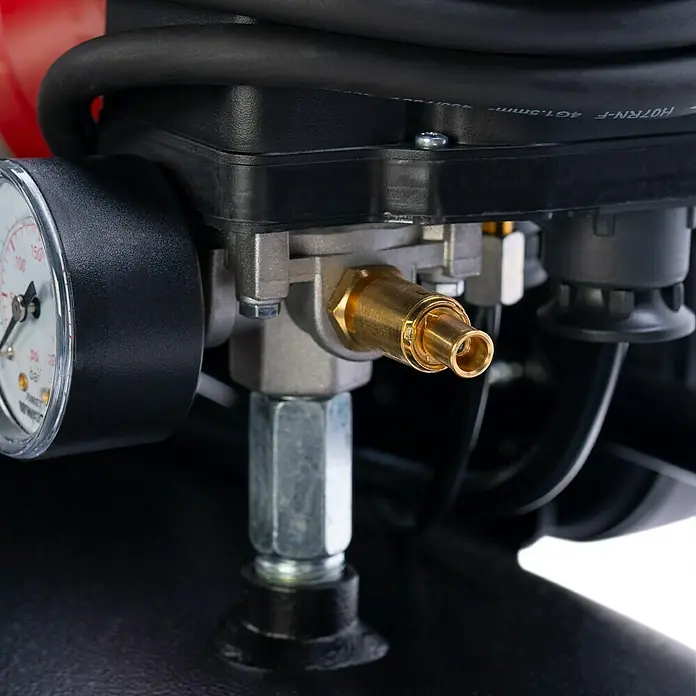 Herkules Kompressor Pro-Line N 59/270 CT5,5 - 4.000 W, Max. Druck: 10 bar, 270 l - Nahaufnahme eines Druckluftkompressors mit Manometer, Druckregler und Anschluss.