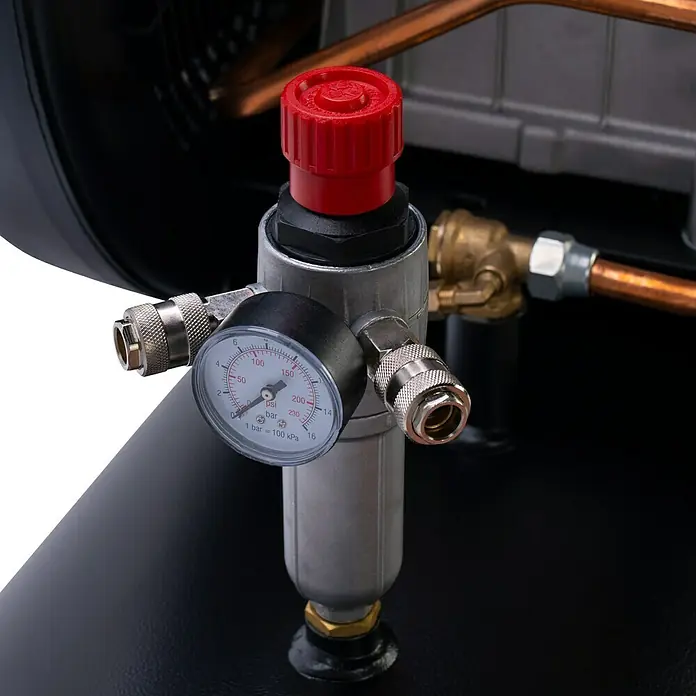 Herkules Kompressor Pro-Line N 59/270 CT5,5 - 4.000 W, Max. Druck: 10 bar, 270 l - Nahaufnahme eines Luftdruckreglers mit Manometer und rotem Einstellknopf, Teil eines industriellen Luftkompressors.