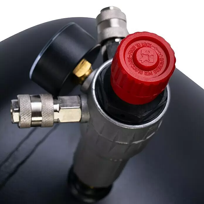 Herkules Kompressor Pro-Line N 59/270 CT5,5 - 4.000 W, Max. Druck: 10 bar, 270 l - Nahaufnahme eines silbernen Luftdruckreglers mit rotem Einstellknopf, schwarzem Manometer und Schnellkupplungen an einem dunklen Tank.