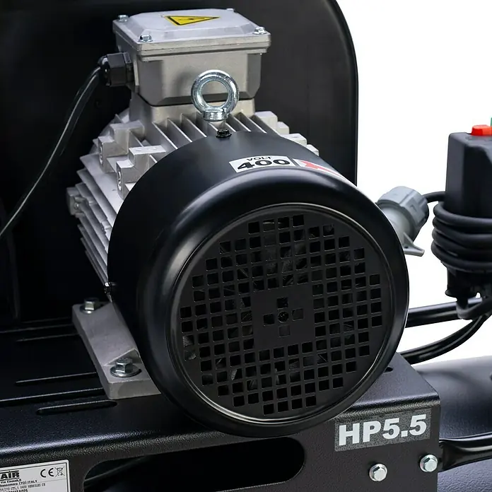 Herkules Kompressor Pro-Line N 59/270 CT5,5 - 4.000 W, Max. Druck: 10 bar, 270 l - Nahaufnahme eines HP5.5-Kompressormotors mit Kühlrippen und Schutzgitter für den Ventilator, der für eine Spannung von 400 Volt ausgelegt ist.