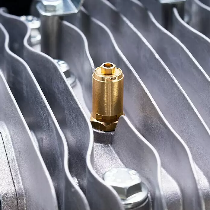 Herkules Kompressor Pro-Line N 59/270 CT5,5 - 4.000 W, Max. Druck: 10 bar, 270 l - Nahaufnahme eines silbernen Aluminiumbauteils mit Kühlrippen und einem goldenen Messinganschluss.