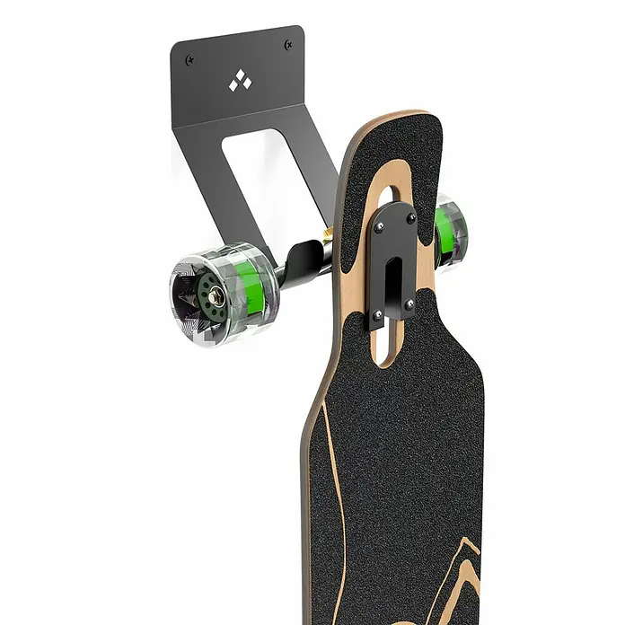 Rei Wandträger - L x B x H: 100 x 145 x 125 mm, Stahl - Das Bild zeigt eine Longboard Wandhalterung in Schwarz mit einem montierten Longboard. Die Halterung ist an einer weißen Wand befestigt.