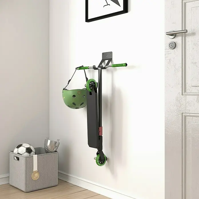 Rei Wandträger - L x B x H: 100 x 145 x 125 mm, Stahl - Eine Wandhalterung zeigt einen Roller, einen Helm und einen Ball in einem stilvollen, organisierten Raum.