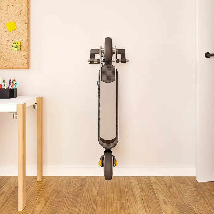 Rei Wandträger - Geeignet für: E-Scooter, L x B x H: 100 x 320 x 130 mm - Wandmontierter, zusammengeklappter E-Scooter im Innenraum, der Platz spart und eine praktische Aufbewahrungslösung bietet.