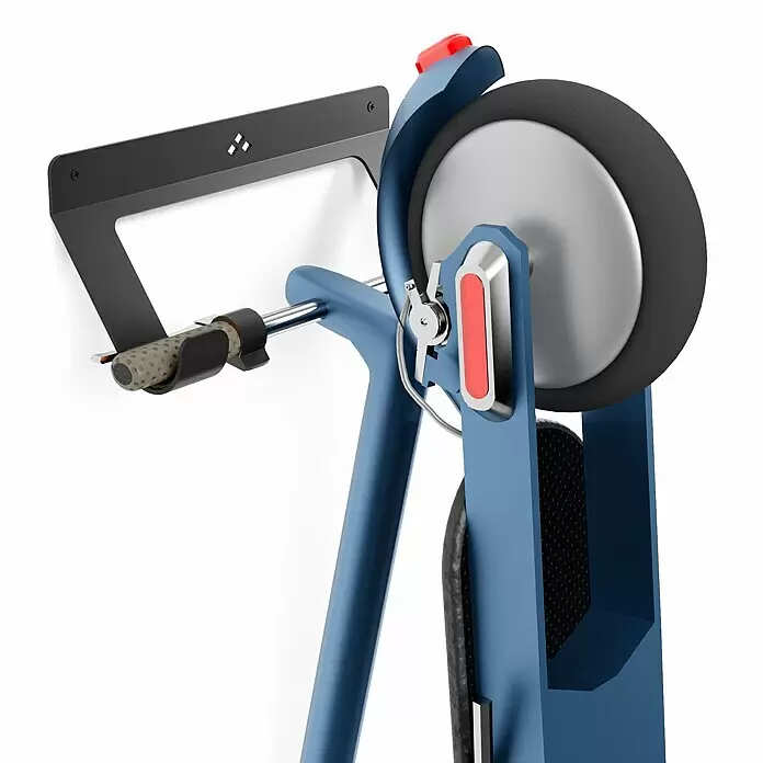 Rei Wandträger - Geeignet für: E-Scooter, L x B x H: 100 x 320 x 130 mm - Blauer E-Scooter hängt an einer schwarzen Wandhalterung.