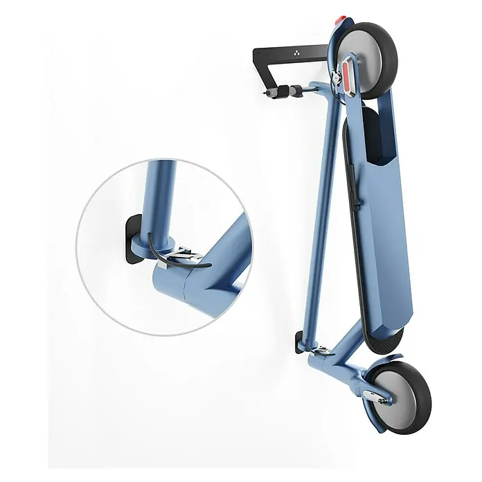 Rei Wandträger - Geeignet für: E-Scooter, L x B x H: 100 x 320 x 130 mm - Zusammengeklappter blauer Elektroroller, der an einer schwarzen Wandhalterung hängt, mit Detailaufnahme der Aufhängung.