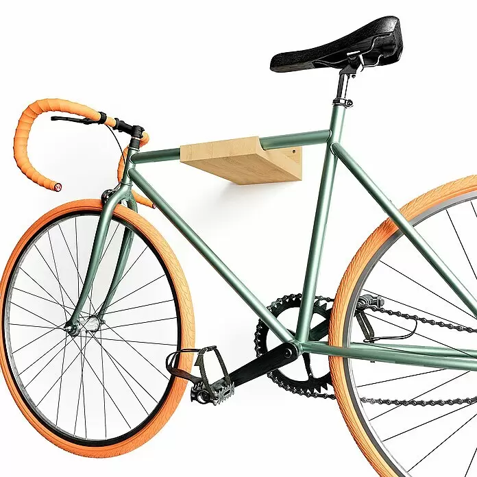 Rei Fahrradhalterung - L x B x H: 35 x 20 x 10 cm, Belastbarkeit: 25 kg - Grünes Fahrrad mit orangefarbenen Reifen und Lenkerband, montiert auf einem hellen Holzregal.