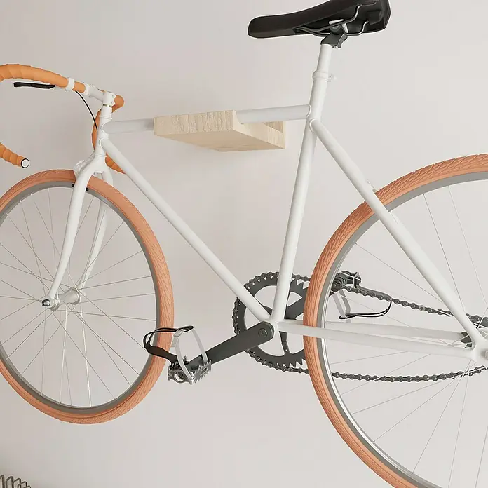 Rei Fahrradhalterung - L x B x H: 35 x 20 x 10 cm, Belastbarkeit: 25 kg - Wandmontiertes weißes Fahrrad mit orangefarbenen Reifen und Griffen. Die Holzhalterung dient als stilvolle Aufbewahrung.