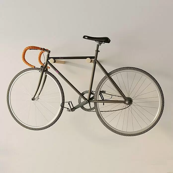 Rei Fahrradhalterung - Länge: 310 mm, 2 Stk. - Dunkelbraunes Fahrrad mit orangefarbenen Lenkern, montiert auf einem hellen Holz-Wandhalter.