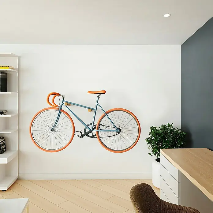 Rei Fahrradhalterung - Länge: 390 mm, 2 Stk. - Wandmontiertes Fahrrad mit blauen Rahmen und orangen Akzenten, eine stilvolle Dekoration für moderne Innenräume.