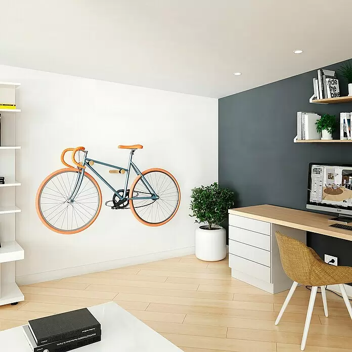 Rei Fahrradhalterung - Länge: 390 mm, 2 Stk. - Ein stilvolles Home-Office mit hellem Holzschreibtisch, weißen Regalen und einem blauen Fahrrad mit orangefarbenen Reifen, das einen modernen Arbeitsplatz zeigt.