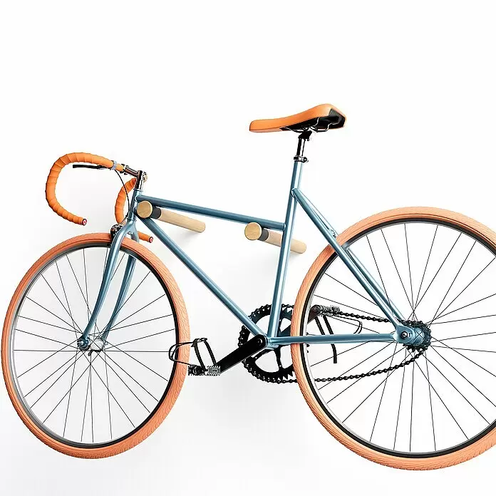 Rei Fahrradhalterung - Länge: 390 mm, 2 Stk. - Hellblaues Fahrrad mit orangefarbenen Details, Reifen, Sattel und Lenkerband, auf einer hölzernen Wandhalterung montiert.