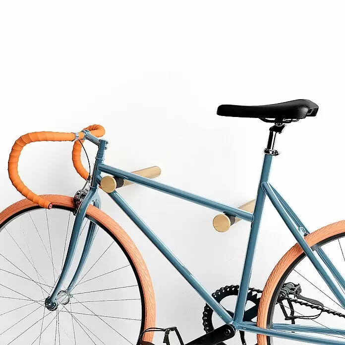 Rei Fahrradhalterung - Länge: 390 mm, 2 Stk. - Blaues Fahrrad mit orangefarbenen Reifen und Lenker, montiert an einer Wandhalterung aus Holz und Messing.