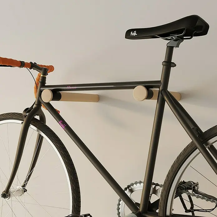 Rei Fahrradhalterung - Länge: 390 mm, 2 Stk. - Ein stilvolles Fahrrad, das an einer Wandhalterung hängt. Die Halterung ist aus Holz und das Fahrrad ist schwarz.