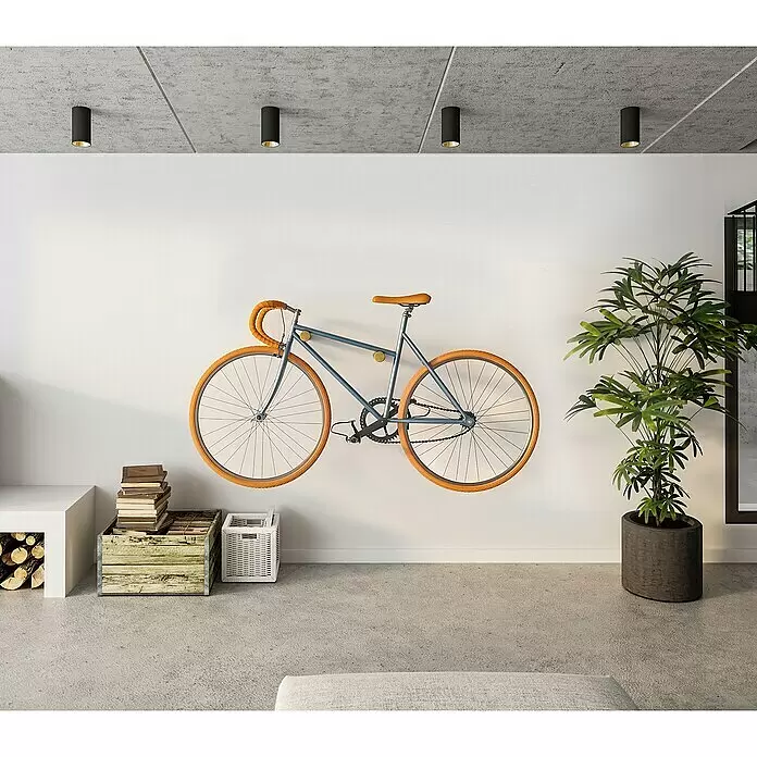 Rei Fahrradhalterung - Länge: 390 mm, 2 Stk. - Blaues Fahrrad mit orangefarbenen Reifen und Sattel, an einer weißen Wand in einem modernen Raum montiert, demonstriert stilvolle Aufbewahrung.