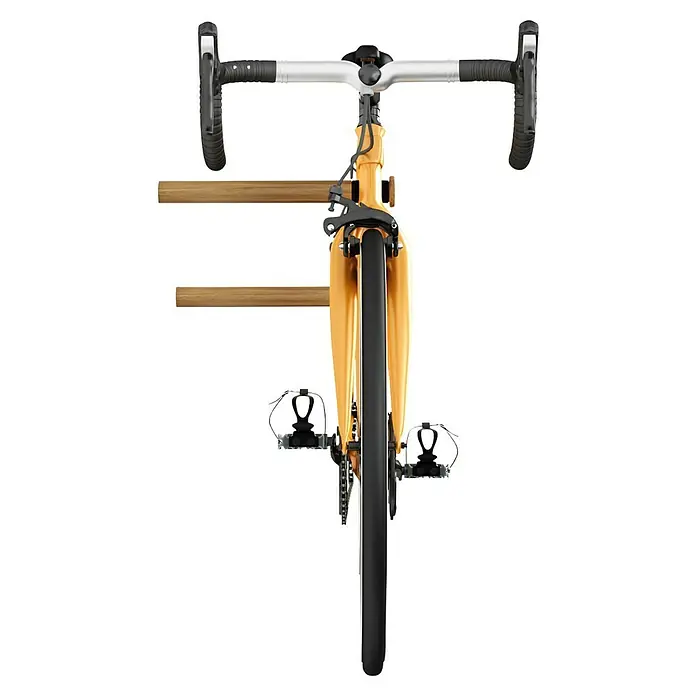 Rei Fahrradhalterung - Länge: 390 mm, 2 Stk. - Gelbes Fahrrad mit Rennlenker, von vorne aufgenommen, das auf einer hölzernen Fahrradhalterung an der Wand steht.