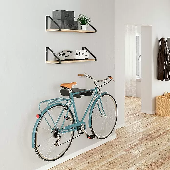Rei Fahrradhalterung - L x B x H: 365 x 280 x 85 mm - Ein mintgrünes Fahrrad im Vintage-Stil ist platzsparend und ordentlich horizontal an einer Wand in einem modernen Flur montiert.