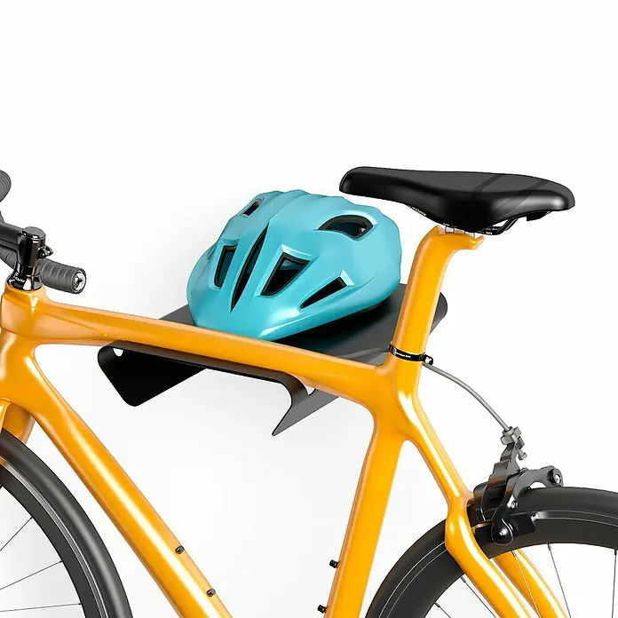 Rei Fahrradhalterung - L x B x H: 365 x 280 x 85 mm - Nahaufnahme eines gelben Fahrrads mit einem blauen Helm auf einem Gepäckträger, ideal für Radtouren und Pendeln in der Stadt.