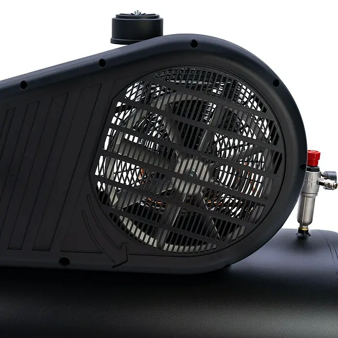 Herkules Kompressor Pro-Line N 59/270 CT5,5 - 4.000 W, Max. Druck: 10 bar, 270 l - Nahaufnahme eines schwarzen Kompressors mit Lüftergitter und zugehörigen Komponenten.