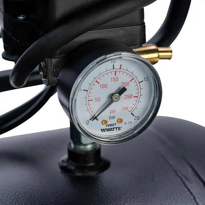 Herkules Kompressor Pro-Line N 59/270 CT5,5 - 4.000 W, Max. Druck: 10 bar, 270 l - Detailaufnahme eines Manometers der Marke Fimet Watts, das Druck in psi und bar anzeigt. Geeignet für Werkstatt und Heimwerker.