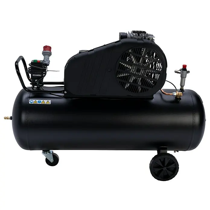 Herkules Kompressor Pro-Line B 3800 B/200 CT4 - 3.300 W, 200 l, Max. Druck: 10 bar - Abbildung eines schwarzen Kolbenkompressors, ideal für Druckluftanwendungen. Er ist mit einem Tank und Rädern ausgestattet.