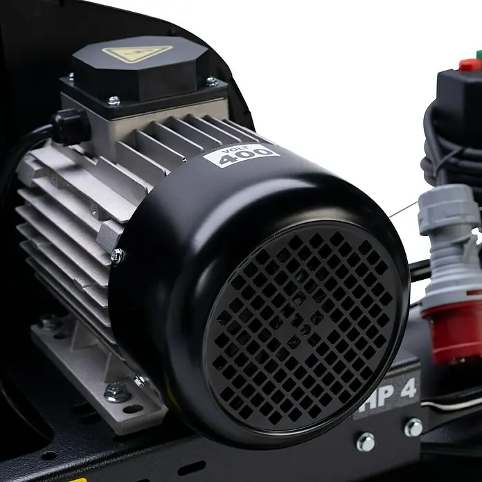 Herkules Kompressor Pro-Line B 3800 B/200 CT4 - 3.300 W, 200 l, Max. Druck: 10 bar - Nahaufnahme eines 400-Volt-Elektromotors mit Kühlrippen und Lüftungsgitter, Teil einer größeren Maschine.