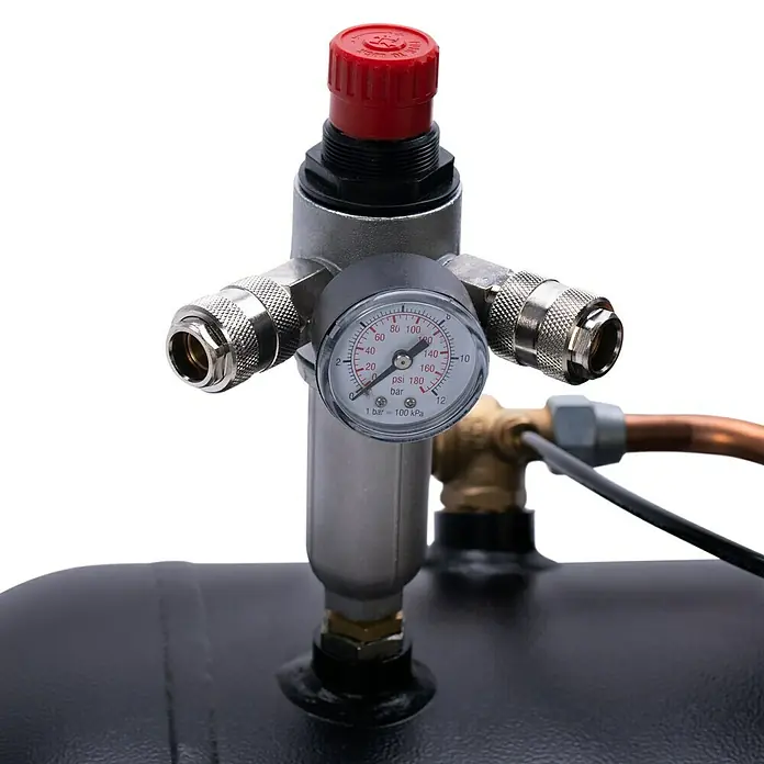 Herkules Kompressor Pro-Line B 3800 B/200 CT4 - 3.300 W, 200 l, Max. Druck: 10 bar - Nahaufnahme eines Luftdruckreglers mit Manometer an einem Kompressor, der den Druck in PSI und bar anzeigt.