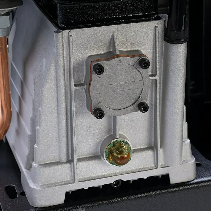 Herkules Kompressor Pro-Line B 3800 B/200 CT4 - 3.300 W, 200 l, Max. Druck: 10 bar - Nahaufnahme einer silbernen, industriellen Luftkompressorpumpe mit schwarzem Gehäuse und Ölstandsanzeige.