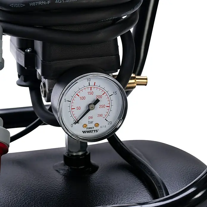 Herkules Kompressor Pro-Line B 3800 B/200 CT4 - 3.300 W, 200 l, Max. Druck: 10 bar - Nahaufnahme eines Druckmessers der Marke Fimet Watts, der den Druck in psi und bar anzeigt.
