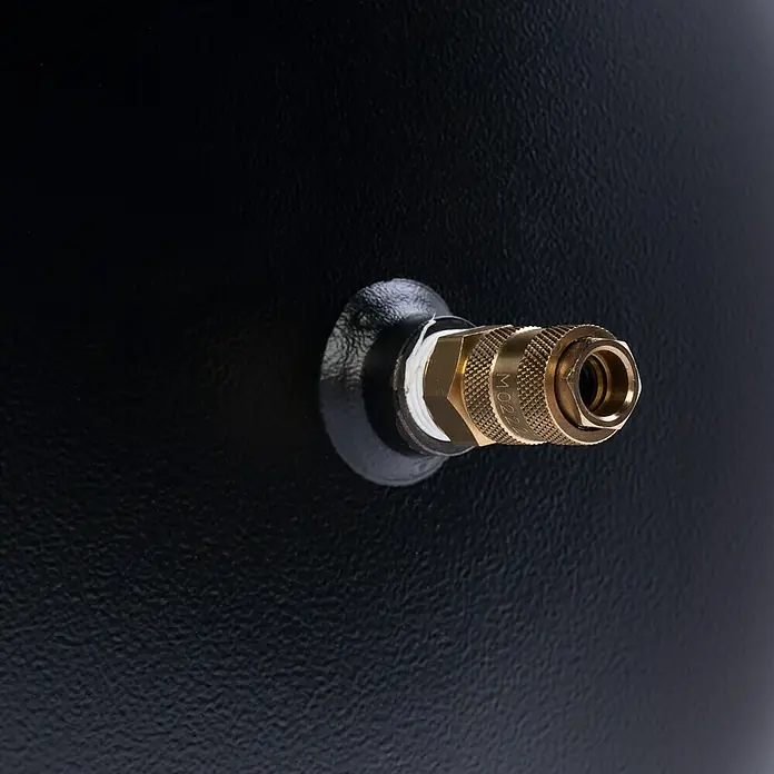 Herkules Kompressor Pro-Line B 3800 B/200 CT4 - 3.300 W, 200 l, Max. Druck: 10 bar - Nahaufnahme einer goldenen Schnellkupplung an einem schwarzen Behälter. Ideal für Druckluftsysteme und Werkstattbedarf.