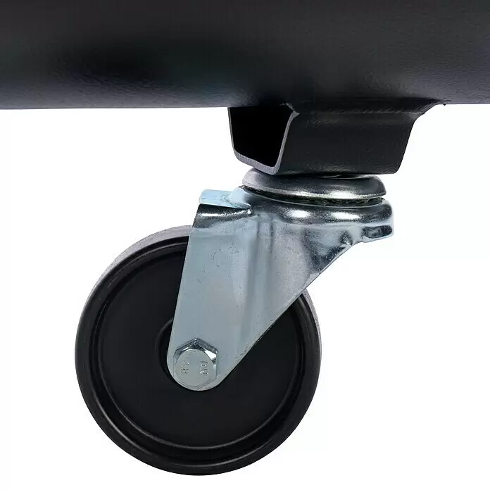 Herkules Kompressor Pro-Line B 3800 B/200 CT4 - 3.300 W, 200 l, Max. Druck: 10 bar - Schwarze Lenkrolle mit silberner Metallhalterung, befestigt an einer dunklen, texturierten Unterseite.