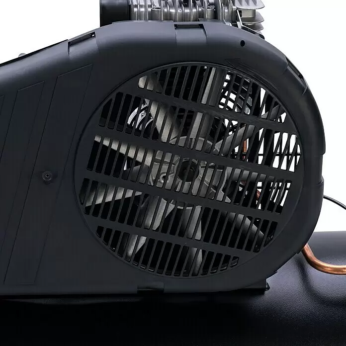 Herkules Kompressor Pro-Line B 3800 B/200 CT4 - 3.300 W, 200 l, Max. Druck: 10 bar - Nahaufnahme eines schwarzen Luftkompressor-Lüftergehäuses mit sichtbarem grauem Lüfter und Teil des Aluminium-Kompressorkopfs.