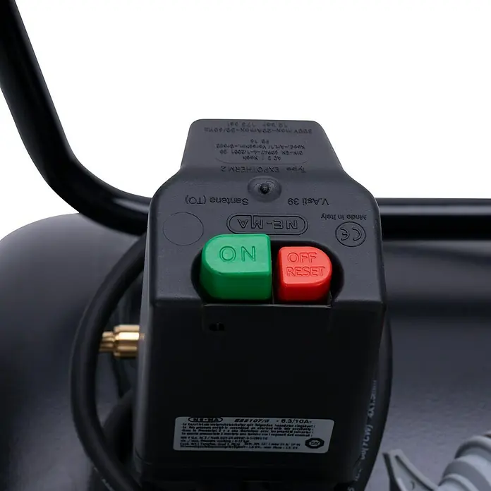 Herkules Kompressor Pro-Line B 3800 B/200 CT4 - 3.300 W, 200 l, Max. Druck: 10 bar - Detailaufnahme des Steuerungskastens eines Druckluftkompressors mit grünem "Ein"- und rotem "Aus/Reset"-Knopf.