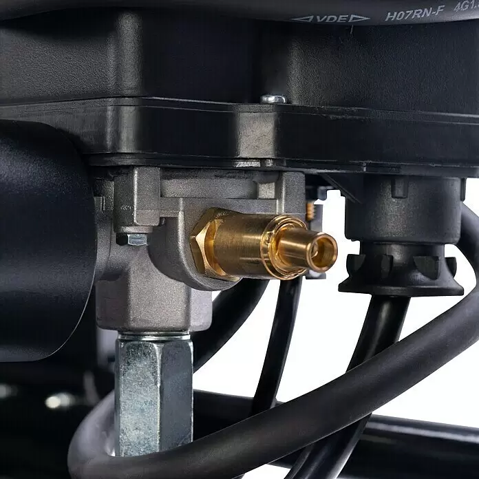 Herkules Kompressor Pro-Line B 3800 B/200 CT4 - 3.300 W, 200 l, Max. Druck: 10 bar - Nahaufnahme eines mechanischen Bauteils mit Messinganschluss, silbergrauem Metallgehäuse und schwarzen Kabeln.