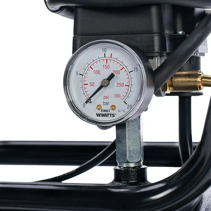 Herkules Kompressor Pro-Line B 3800 B/200 CT4 - 3.300 W, 200 l, Max. Druck: 10 bar - Nahaufnahme eines FIMET WATTS® Druckmessers mit Anzeigen in psi und bar, montiert an einem Gerät.