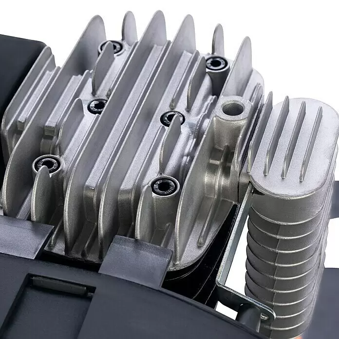 Herkules Kompressor Pro-Line B 3800 B/200 CT4 - 3.300 W, 200 l, Max. Druck: 10 bar - Nahaufnahme eines silbergrauen Kompressor-Zylinderkopfes mit Kühlrippen und schwarzen Schrauben, zur Wärmeableitung.