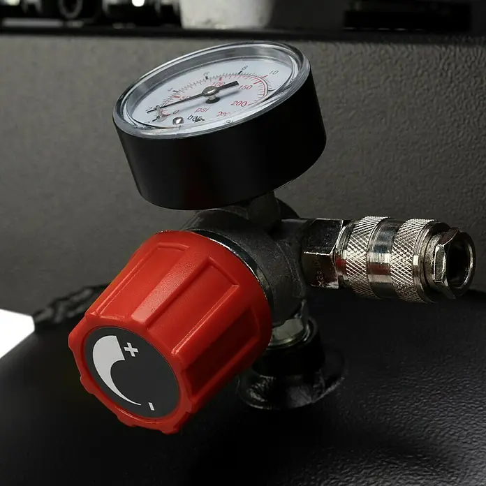 Herkules Compresor Pro-Line B3800 B/200 vertical - Presión máx.: 10 bar, 3.000 W - Primer plano del regulador de presión con manómetro de un compresor.