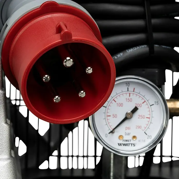Herkules Compresor Pro-Line B3800 B/200 vertical - Presión máx.: 10 bar, 3.000 W - Primer plano de un enchufe industrial rojo con cinco pines, junto a un manómetro.