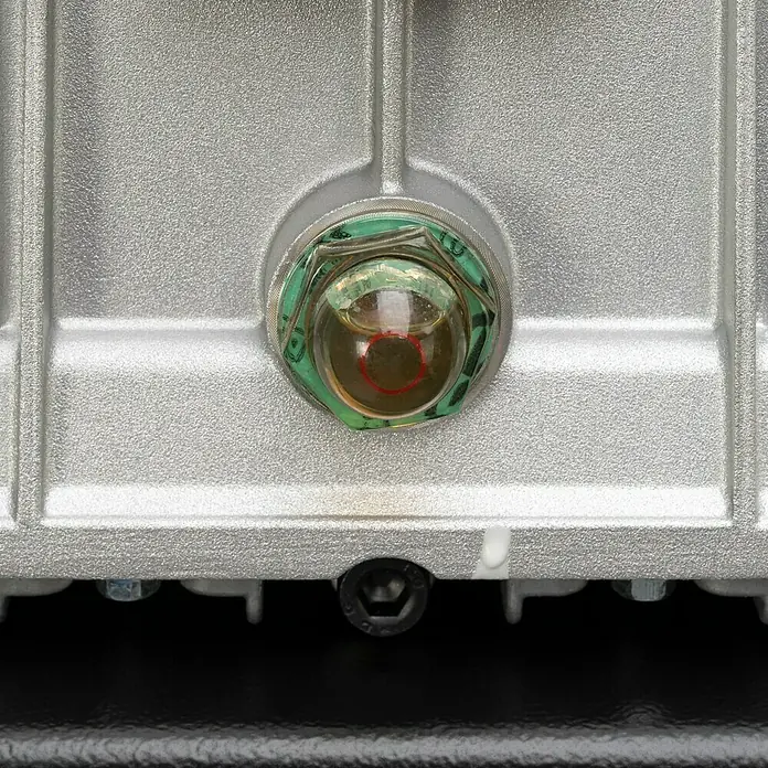 Herkules Kompressor Pro-Line B3800 B/200 Vertikal - Max. Druck: 10 bar, 3.000 W - Detailaufnahme einer Ölstandsanzeige an einem silberfarbenen Maschinenteil, die den Füllstand des Öls anzeigt.